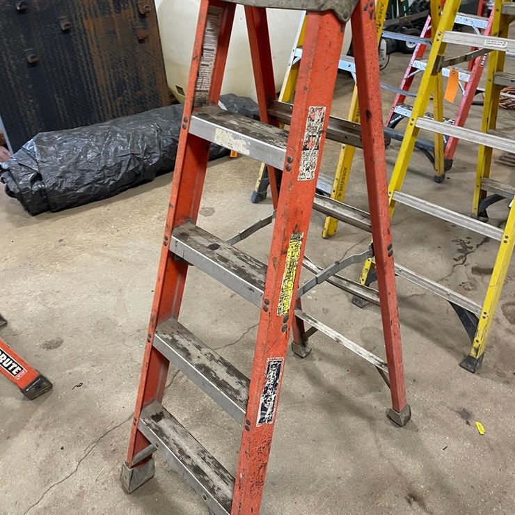 #4590 • Louisville Fiberglass Step Ladder