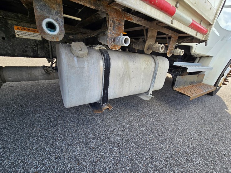 2014-freightliner-m2-106-image-95