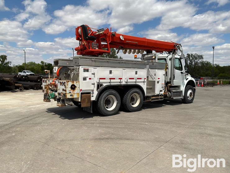 2010-freightliner-m2-106-image-5