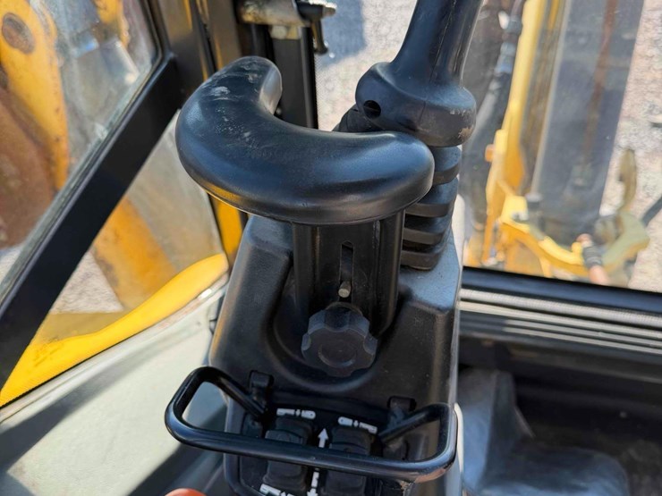 new-holland-b95lr-backhoe-image-24