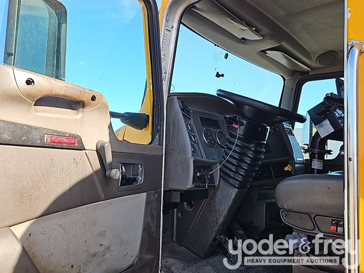 2016-kenworth-t300-image-22
