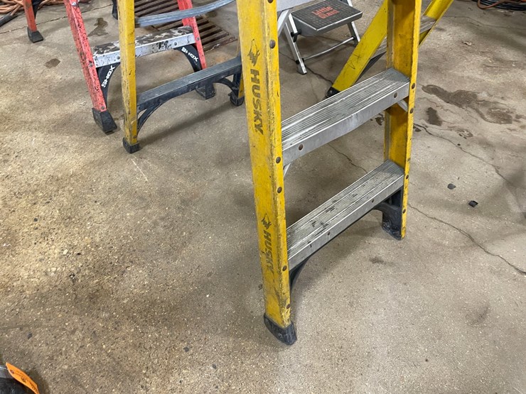 #4592-•-husky-fiberglass-step-ladder-image-5