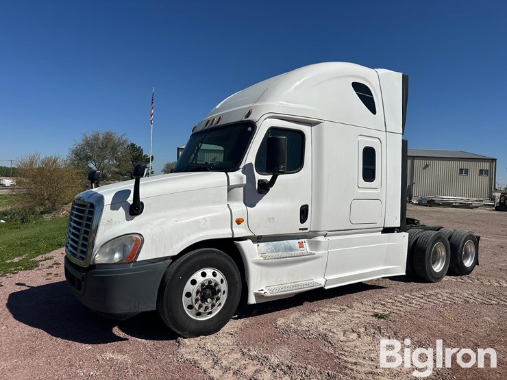 2015-freightliner-cascadia-125-image-1
