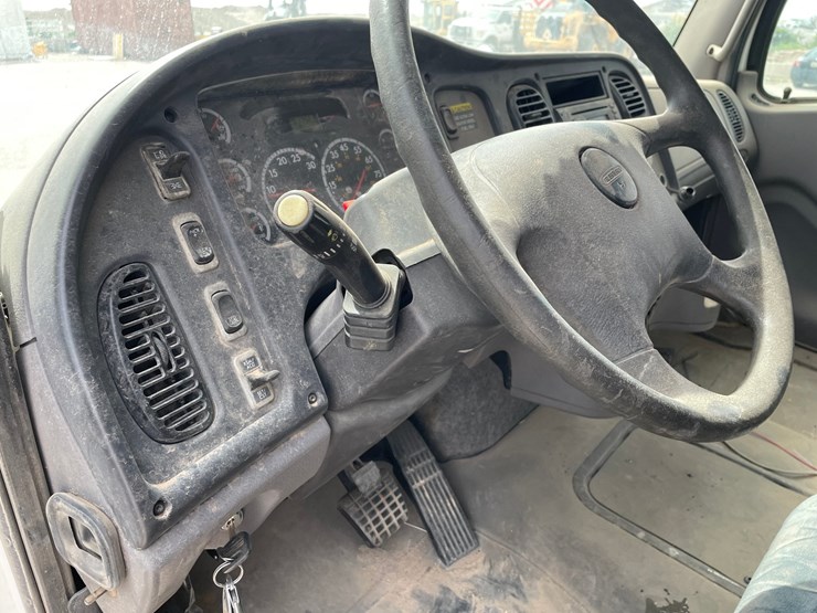2008-freightliner-m2-106-image-23