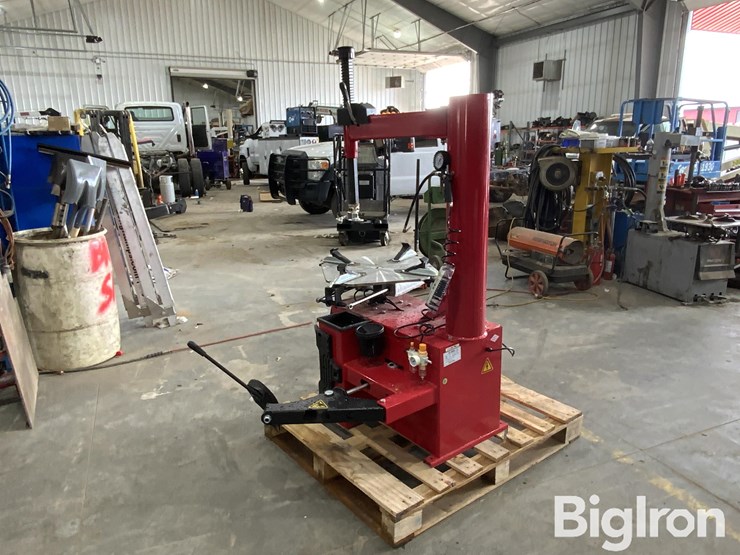 2025-massey-ferguson-730-image-7