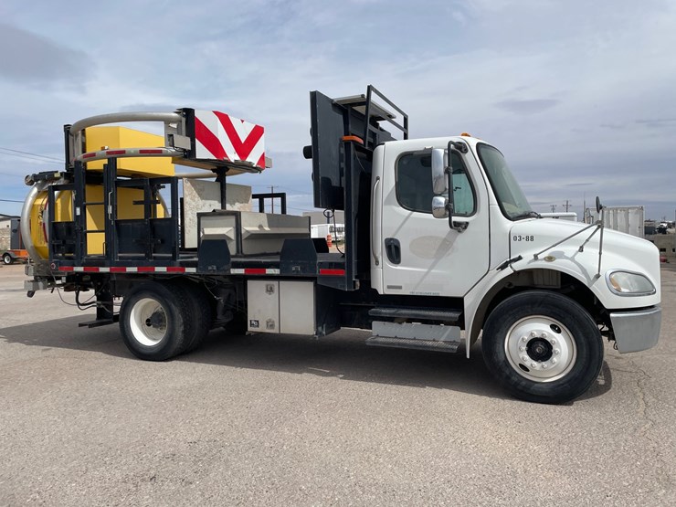 2008-freightliner-m2-106-image-4