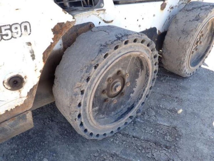 2014-bobcat-s590-image-28