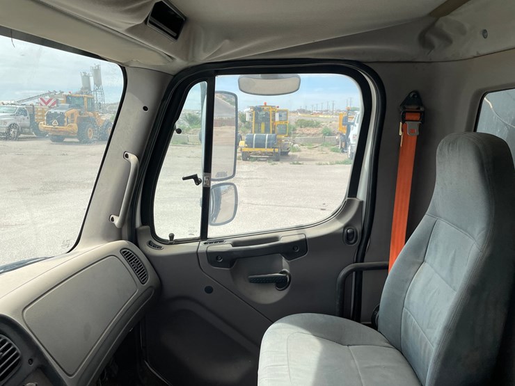 2008-freightliner-m2-106-image-18