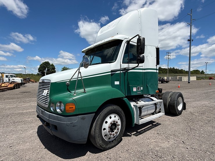 #88-•-2004-freightliner-single-axle-road-tractor-image-1