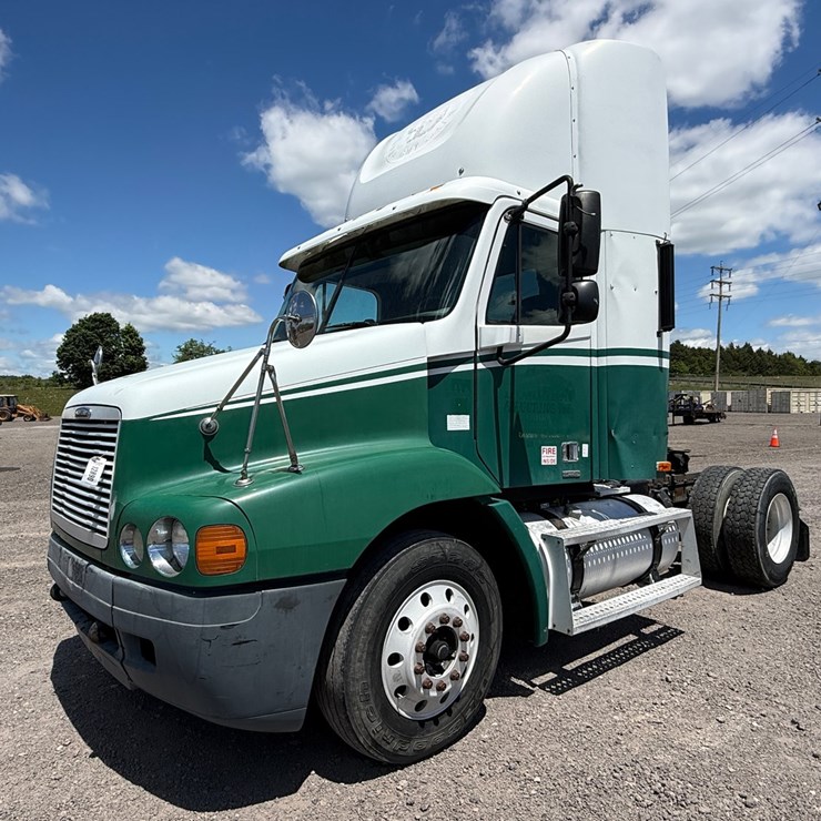 #88 • 2004 FREIGHTLINER SINGLE AXLE ROAD TRACTOR