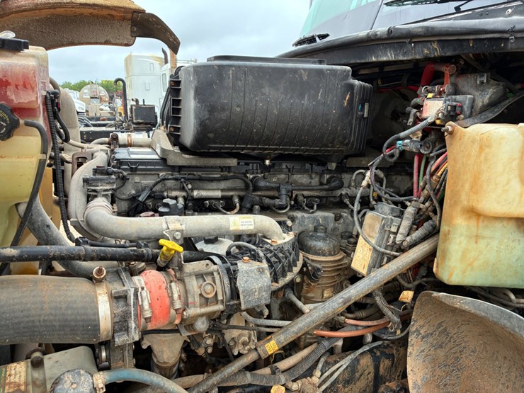 2015-freightliner-coronado-122-sd-image-14