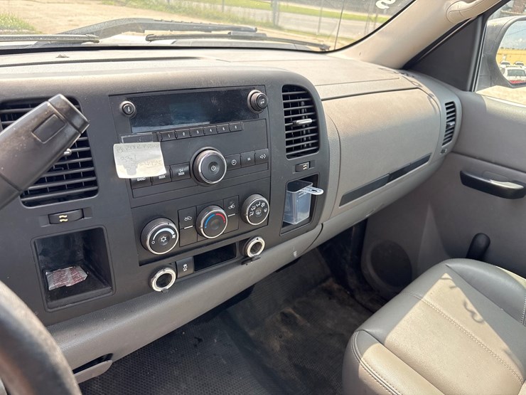 #17-•-2013-chevrolet-1/2-ton-pick-up-truck-image-7