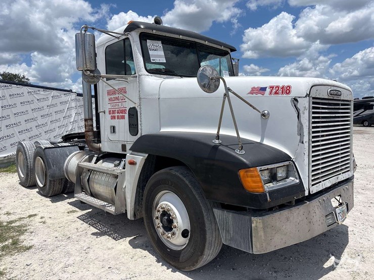 2000-freightliner-fld120-image-2