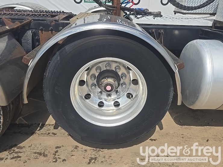 2010-peterbilt-367-image-14