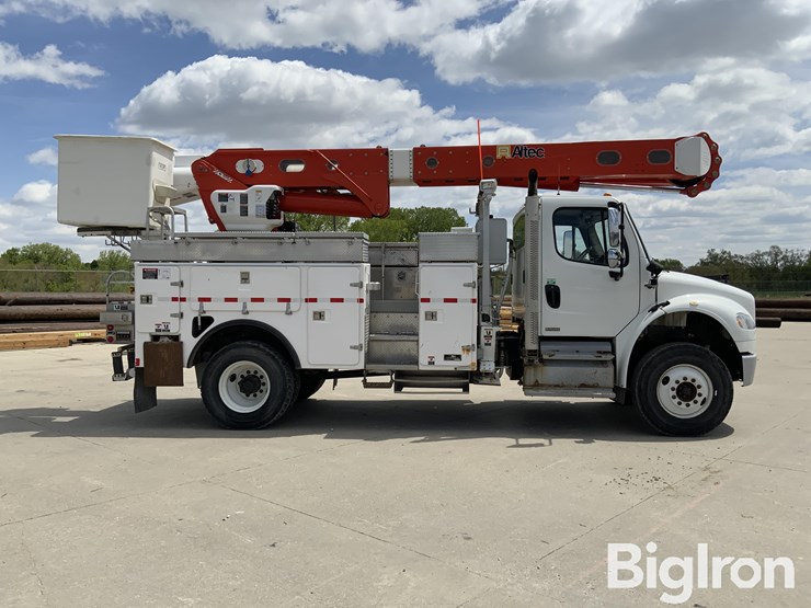 2012-freightliner-m2-106-image-12