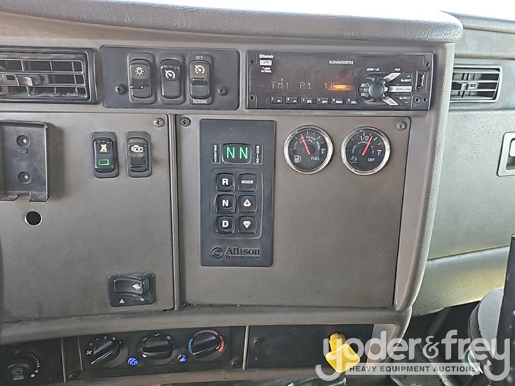 2016-kenworth-t300-image-26