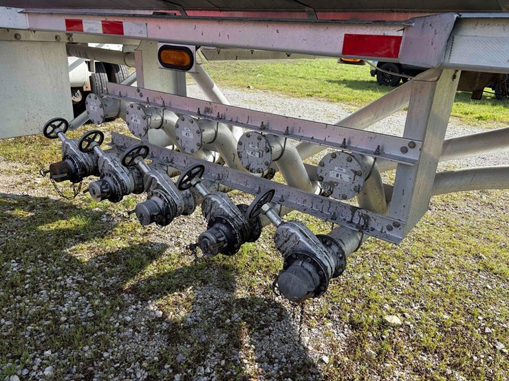 2014-polar-fuel-trailer-image-11
