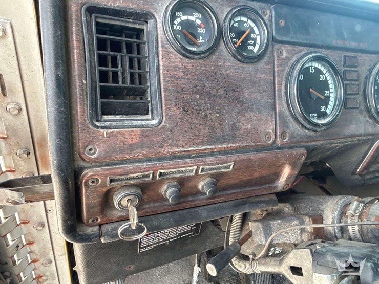 2000-freightliner-fld120-image-17
