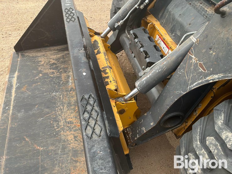 2017-deere-324e-image-15