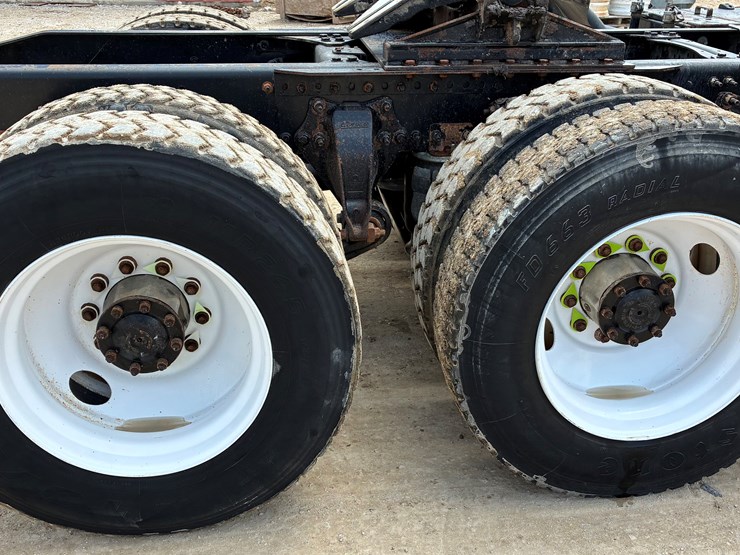 2016-freightliner-coronado-122-sd-image-10