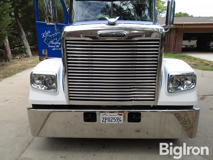 2018-freightliner-122sd-image-17