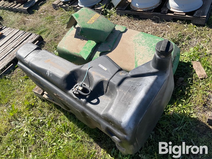 john-deere-tractor-hood-&-fuel-tank-image-1