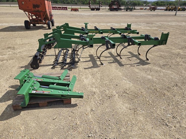 john-deere-2210-image-1