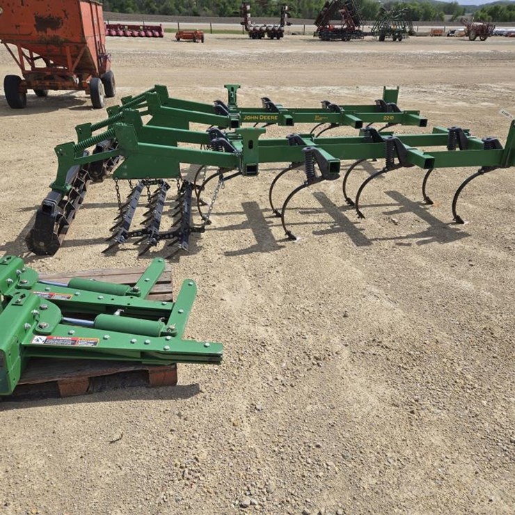 JOHN DEERE 2210