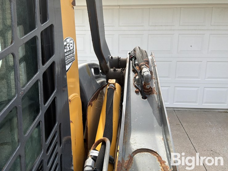 2014-deere-320e-image-14