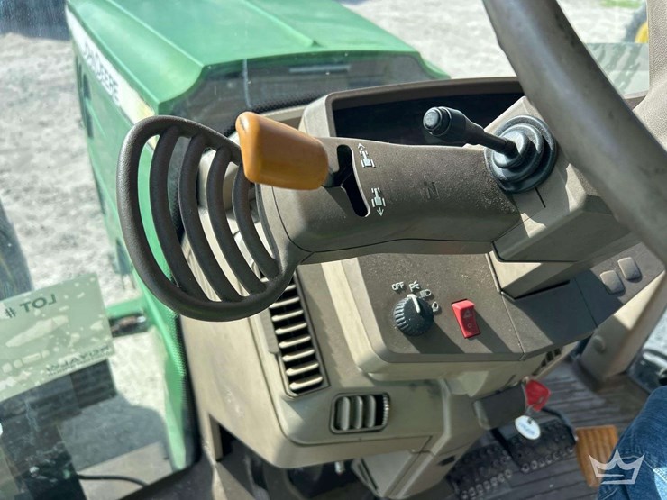 2014-john-deere-6125m-image-12