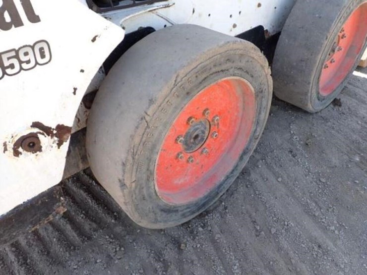 2014-bobcat-s590-image-32