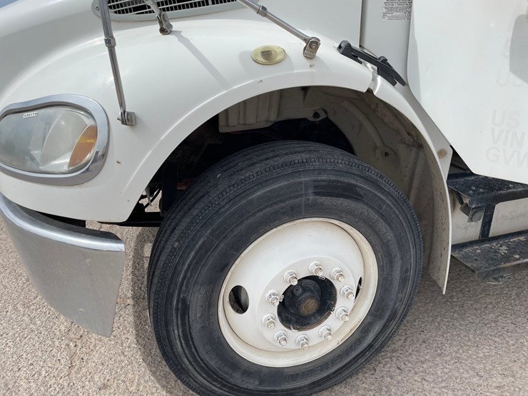 2008-freightliner-m2-106-image-41