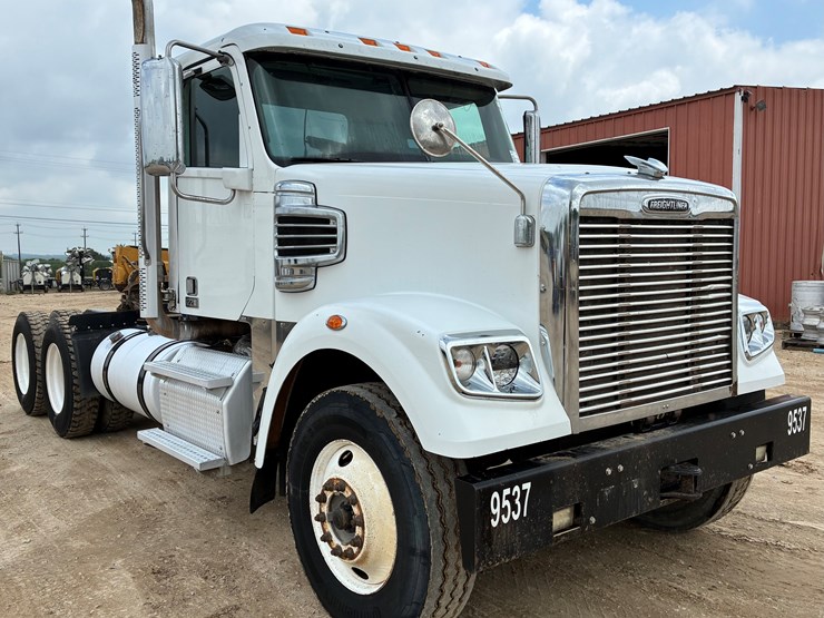 2015-freightliner-coronado-122-sd-image-3
