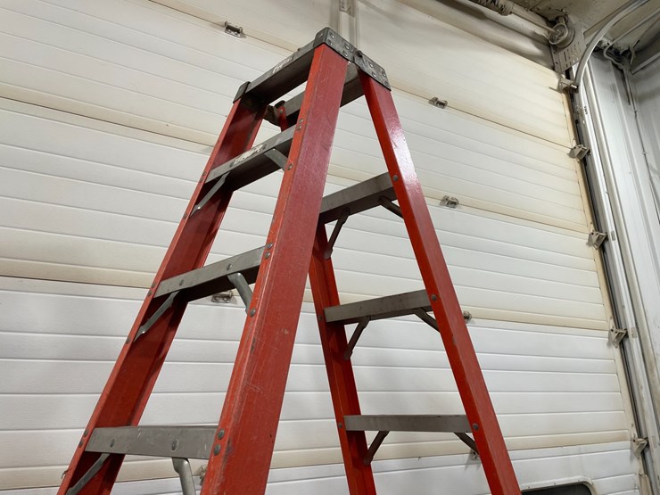 #4586-•-fiberglass-step-ladder-image-2