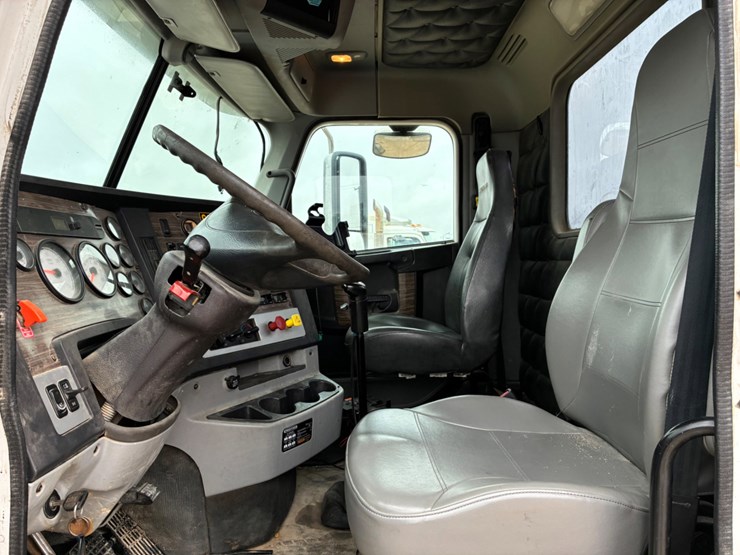 2013-freightliner-coronado-122-sd-image-7