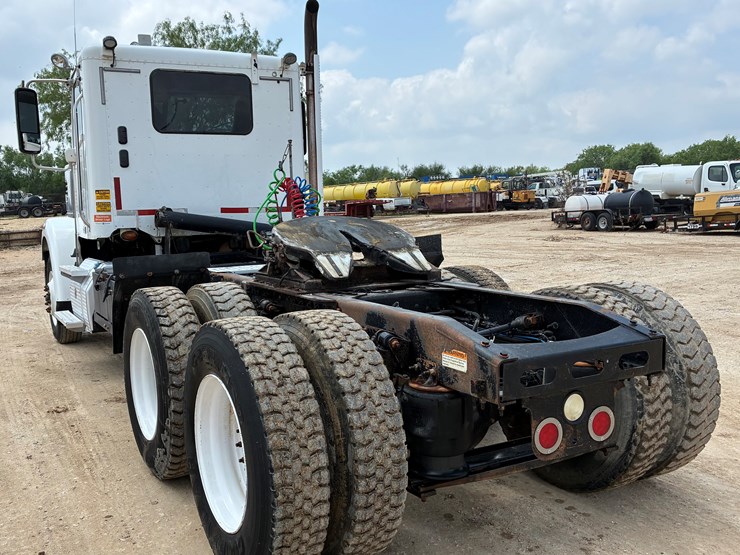 2016-freightliner-coronado-122-sd-image-6