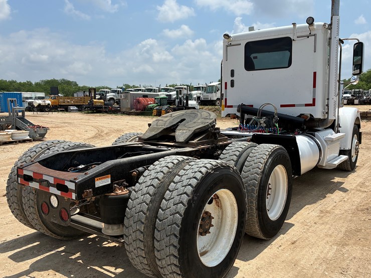 2016-freightliner-coronado-122-sd-image-4
