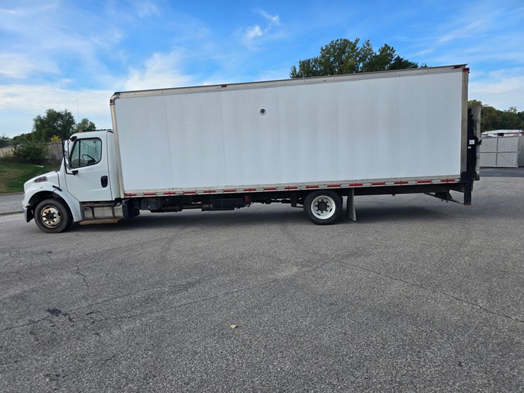 2014-freightliner-m2-106-image-12