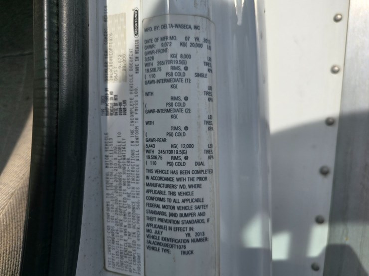 2014-freightliner-m2-106-image-65