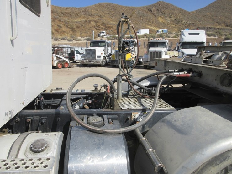 2013-kenworth-t800-image-19