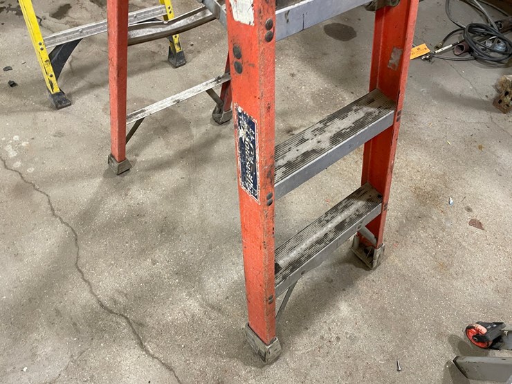 #4590-•-louisville-fiberglass-step-ladder-image-5