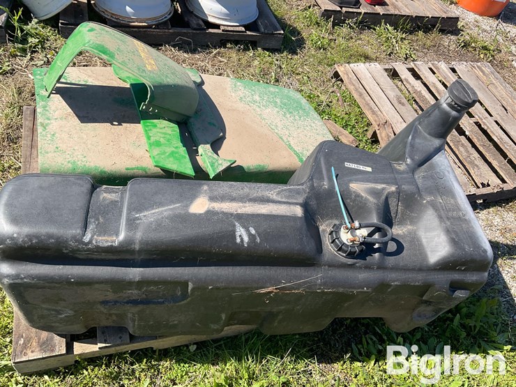 john-deere-tractor-hood-&-fuel-tank-image-2