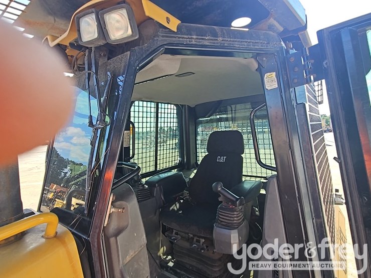 2016-caterpillar-d5k2-lgp-image-35