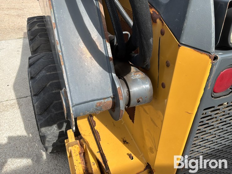 2014-deere-320e-image-16