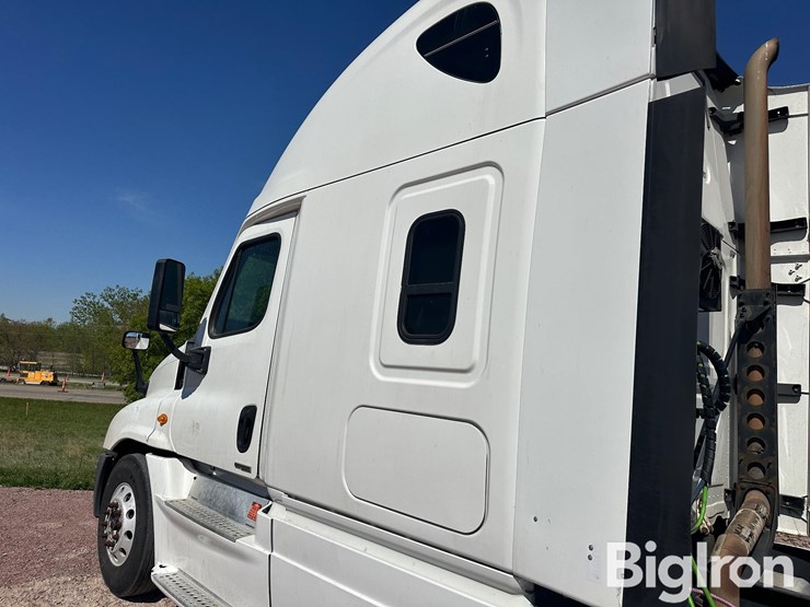 2015-freightliner-cascadia-125-image-11