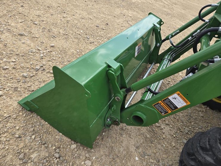 2025-john-deere-3032e-image-15