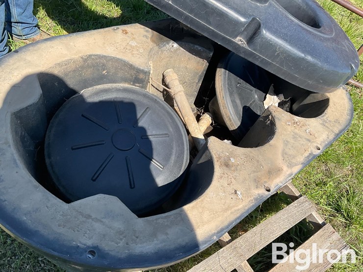 plastic-freezeproof-double-waterer-image-9