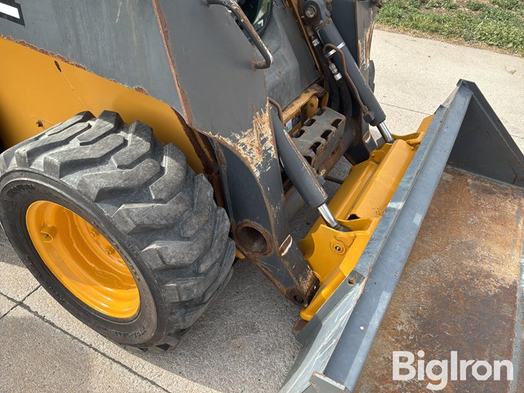 2014-deere-320e-image-9