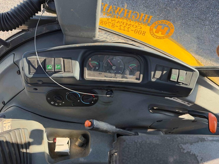 new-holland-b95lr-backhoe-image-28