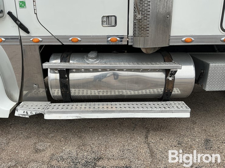 2013-freightliner-coronado-132-image-13